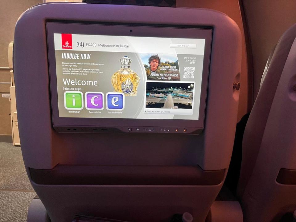 Rückwand eines Flugzeugsitzes auf einem Emirates-Flug