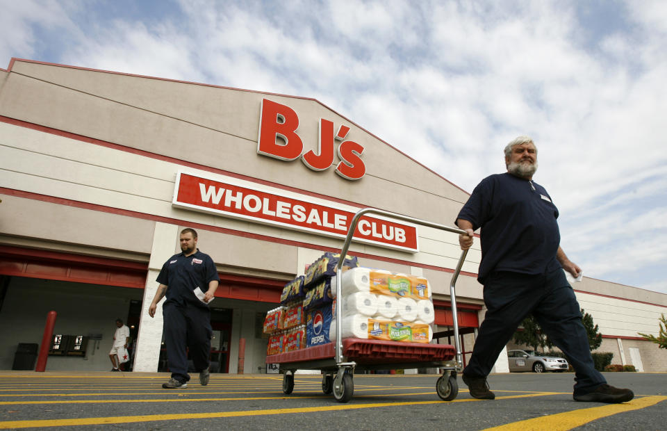 Shoppers leave a BJ's store in Alexandria Virginia August 20, 2008. BJ's Wholesale Club Inc said on Wednesday quarterly profit rose as shoppers headed to its stores in search of low prices on food and fuel, and the No. 3 U.S. warehouse club operator raised its full-year profit forecast. REUTERS/Kevin Lamarque   (UNITED STATES)