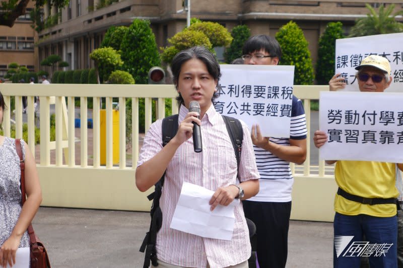 20160824-SMG0045-003-教育團體赴政院抗議，臺灣北部大專院校學生會聯盟監事陳奐宇。（洪與成攝）.jpg