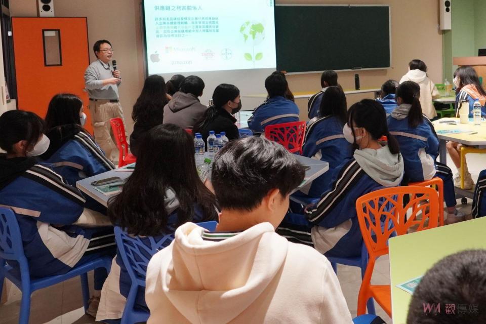 ▲溪湖高中師生們走進大葉大學，參與SDGs校園實踐場域的觀摩活動，學子們實地參訪了大葉大學的綠色校園，探索節能在日常生活中的實際應用。（圖／記者陳雅芳攝）