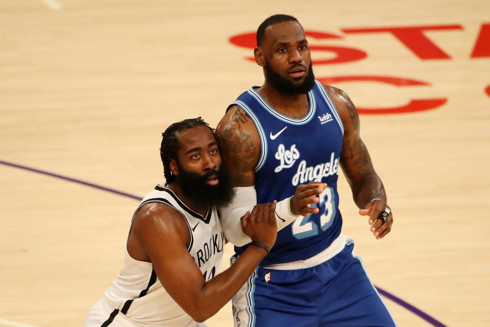 布魯克林籃網James Harden（圖左）、洛杉磯湖人LeBron James。 (Photo by Katelyn Mulcahy/Getty Images)