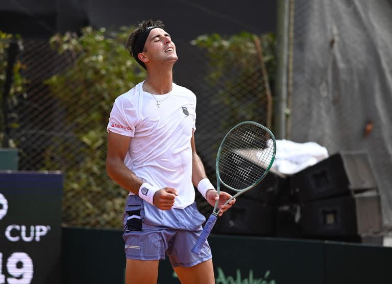 Lamento de Tomás Etcheverry durante su derrota ante Timofey Skatov, por el segundo punto de la serie Argentina vs. Kazajistán por la Copa Davis, en Rosario