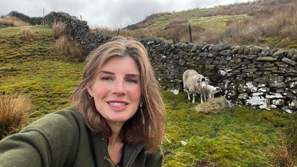 amanda owen farm selfie with sheep 