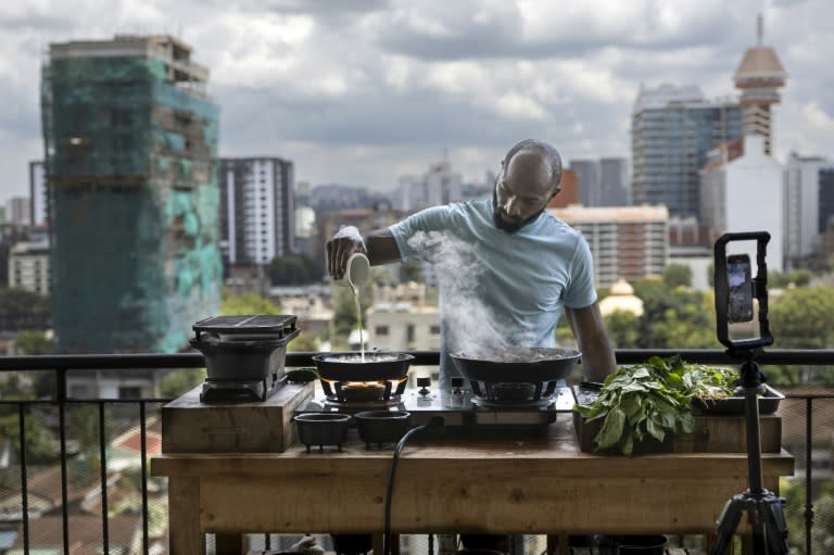 Dennis Ombachi, ancien rugbyman kényan devenu influenceur culinaire, le 12 avril 2024 à Nairobi (Tony KARUMBA)