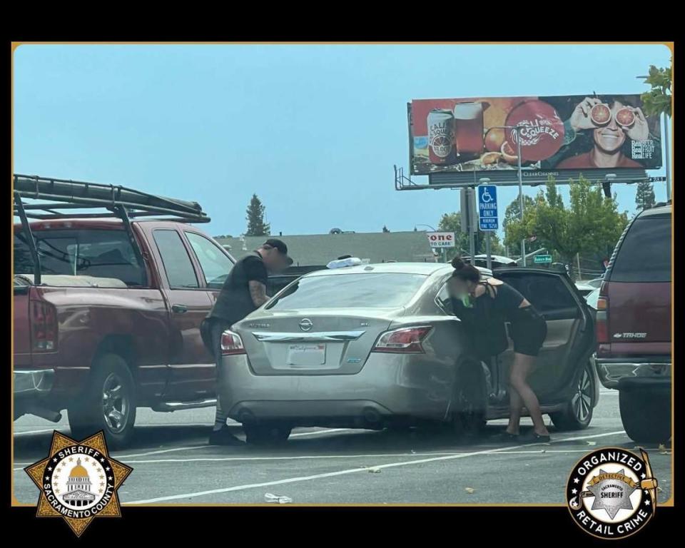 Una foto proporcionada por la Oficina del alguacil muestra a dos personas acusadas de robar en un Target en Old Foothill Farms durante la operación de los agentes para detener el robo minorista el domingo 14 de julio de 2024. La Oficina del alguacil dice que arrestó o citó a 50 personas como parte de una operación en el establecimiento.