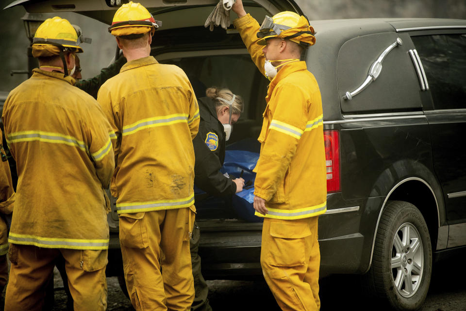 A Butte County sheriff’s deputy makes a note while recovering the body of a Camp Fire victim at the Holly Hills Mobile Estates on Wednesday, Nov. 14, 2018, in Paradise, Calif. Thousands of homes were destroyed when flames hit Paradise, a former gold-mining camp popular with retirees, on Nov. 8, killing multiple people in California’s deadliest wildfire. (AP Photo/Noah Berger)