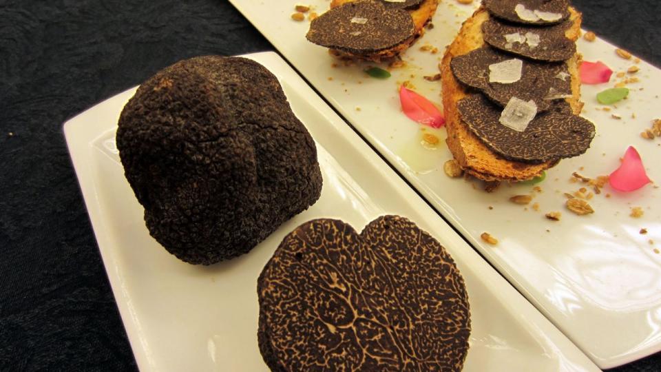 Puedes preparar platos sofisticados o recetas tan sencillas como esta tosta de trufa negra laminada con aceite y cristales de sal. (Foto: Getty)