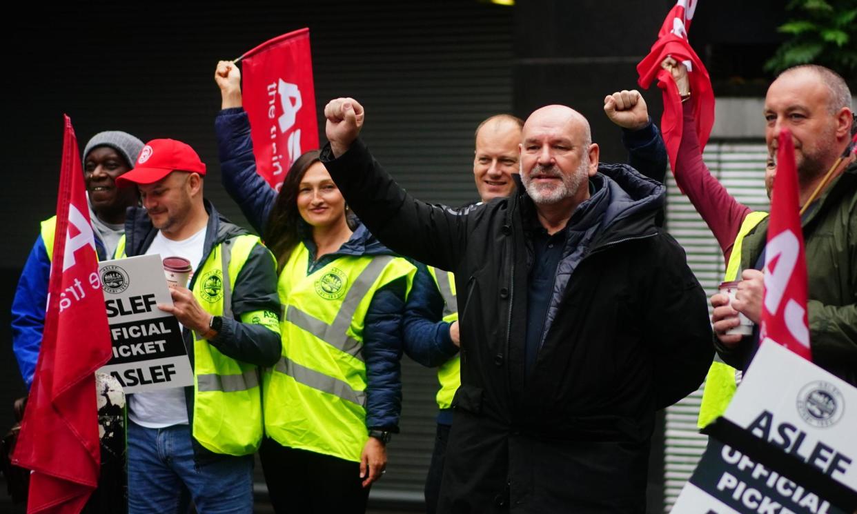 <span>Aslef’s general secretary, Mick Whelan (centre), said the latest offer put to members was ‘ridiculous’.</span><span>Photograph: Victoria Jones/PA</span>