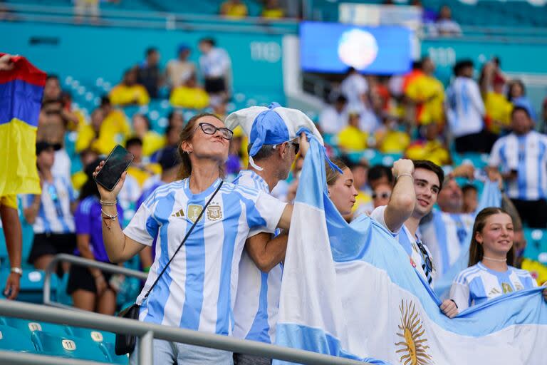 Banderas argentinas en el el Hard Rock Stadium.