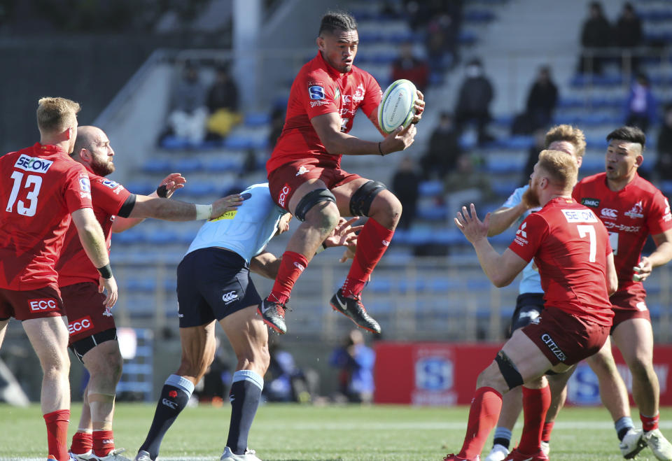 Sunwolves' Tui Hendrik, center, catches the ball during their Super Rugby match against Waratahs in Tokyo, Saturday, Feb. 23, 2019. Waratahs won the match 31-30. (AP Photo/Koji Sasahara)