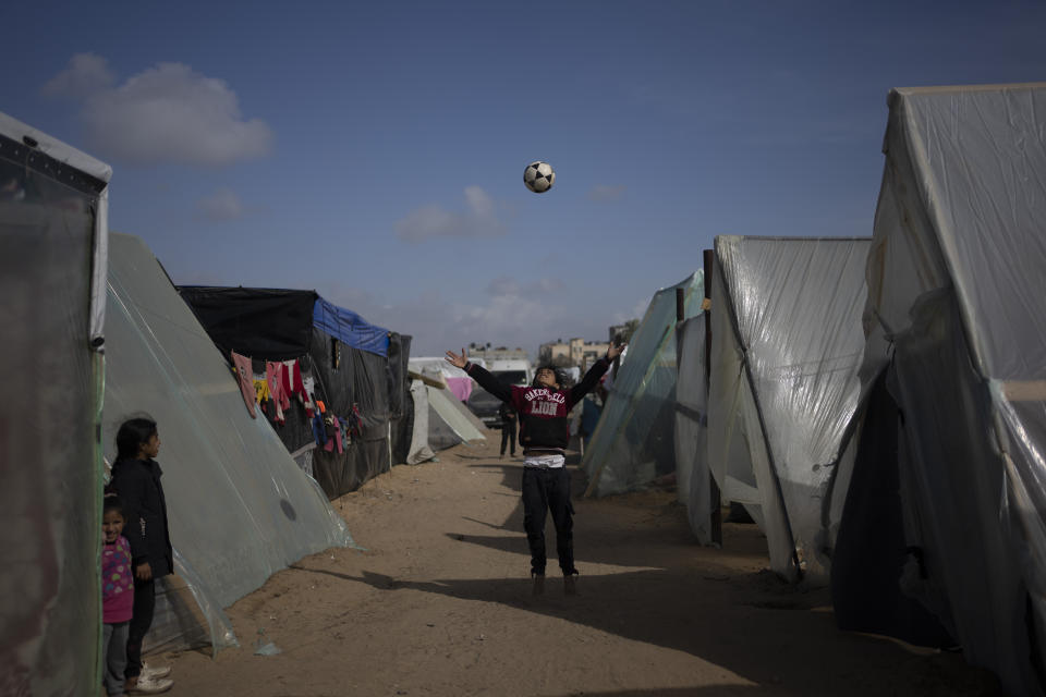 Palestinos desplazados por la ofensiva israelí en la Franja de Gaza juegan en un campamento improvisado en Rafah, el martes 23 de enero de 2024. Miles de palestinos, muchos de ellos niños, tienen problemas de salud mental y pocos recursos para recuperarse después de nueve meses de guerra. (Foto AP/Fatima Shbair, Archivo)