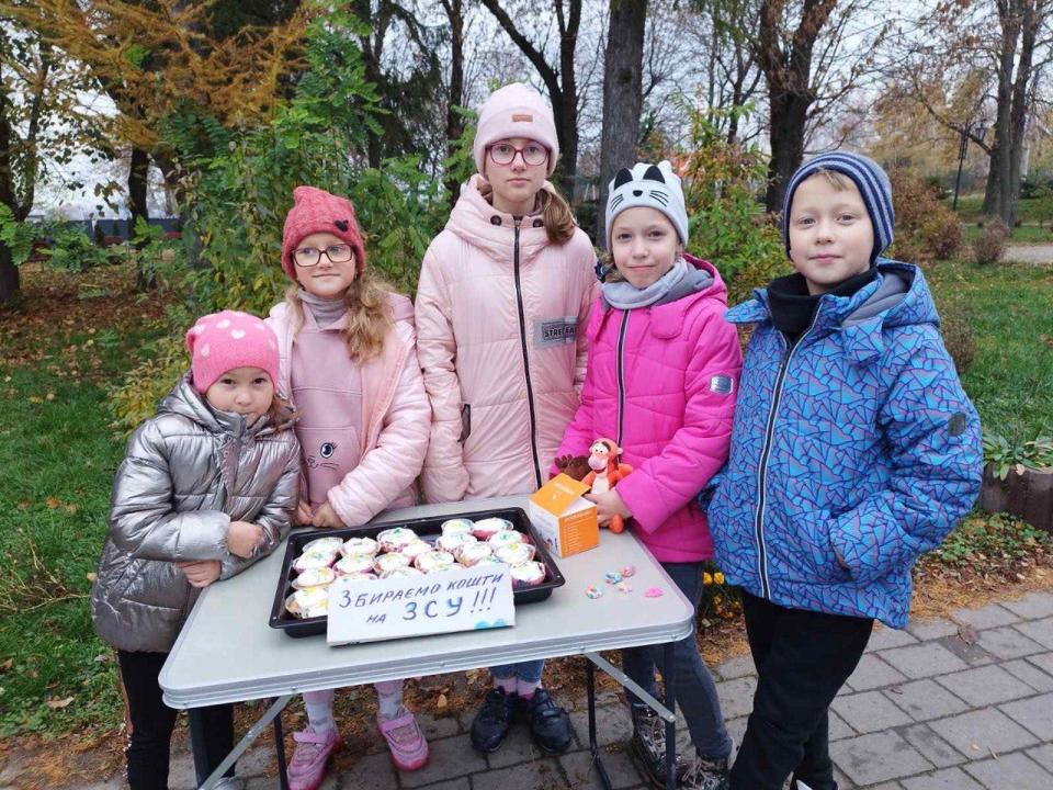 Children selling cakes to raise money for the Ukrainian armed forces.