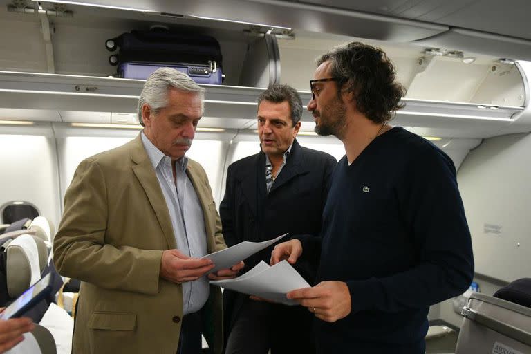 Alberto Fernández, Sergio Massa y Santiago Cafiero, en el avión, antes de partir hacia Alemania para la cumbre del G-7
