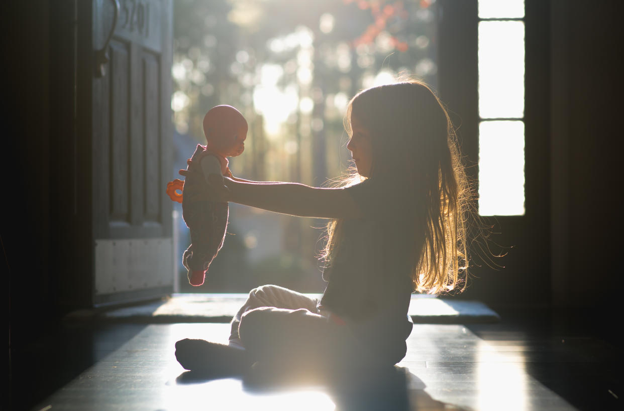 Für die Entwicklung eines jeden Kindes ist das Spielen mit Puppen förderlich. Besonders wichtig sei es dabei, dass die Puppe dem Kind gleiche, sagt Amy Jandrisevits. (Foto: Symbolbild/Gettyimages/Natasha Sioss)