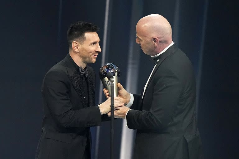 Lionel Messi recibe el premio por parte de Gianni Infantino (AP Photo/Michel Euler)