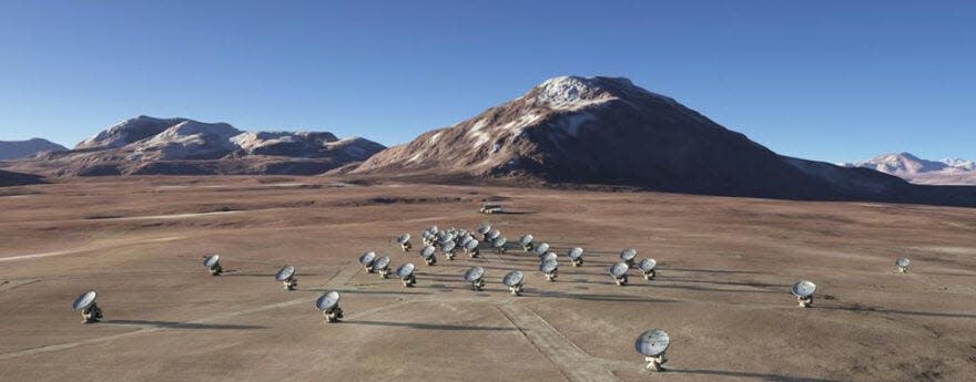 Artist rendering of the ALMA Array, in an extended configuration. The array’s unprecedented power allowed researchers to glimpse the most distant galaxy ever sighted. © ALMA (ESO/NAOJ/NRAO)
