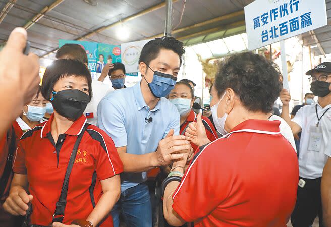 國民黨台北市長參選人蔣萬安（中）5日前往萬華廣照宮參拜祈福，並一一向支持民眾請託拜票。（劉宗龍攝）