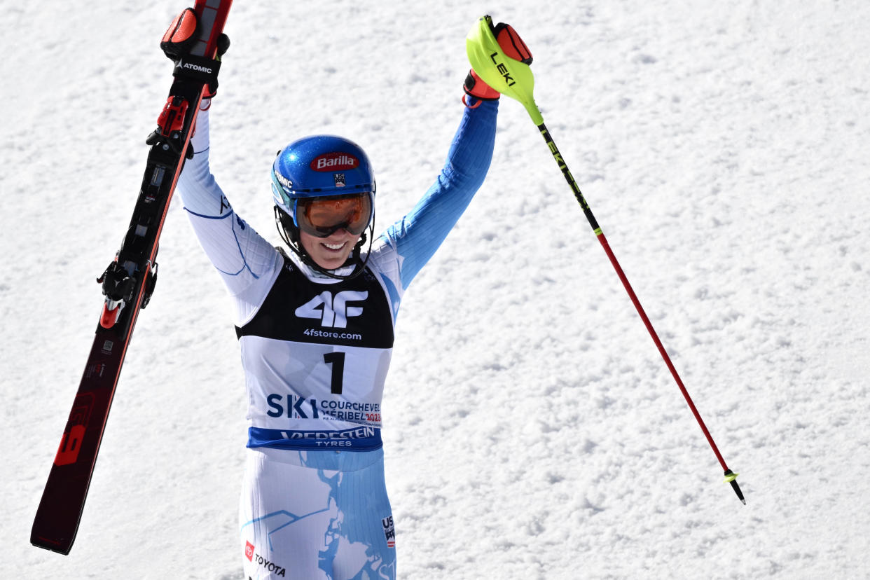 Mikaela Shiffrin, ici après sa victoire au slalom des championnats du monde de ski à Meribel le 18 février, a égalé le record de victoires en coupe du monde détenu par le Suédois Ingemar Stenmark.