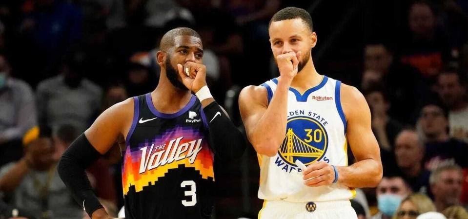 Chris Paul talking with Stephen Curry