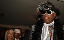 Er wusste immer, wie man die Blicke auf sich zieht: Dennis Rodman im Jahr 2011. Federboa und ein Cowboyhut mit prachtvollem Schmuck - ein echter Paradiesvogel! (Bild: Getty Images/Jim Rogash)