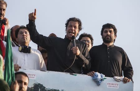 Imran Khan (C), chairman of the Pakistan Tehreek-e-Insaf (PTI) political party, addresses supporters during the Revolution March in Islamabad August 31, 2014. REUTERS/Faisal Mahmood