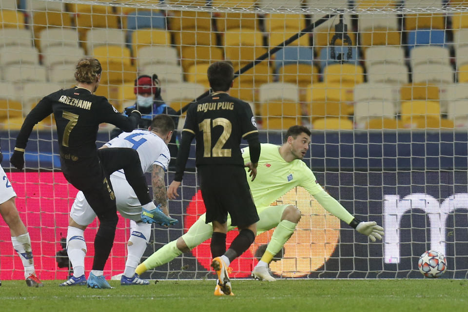 El francés Antoine Griezmann (izquierda) anota el cuarto gol del Barcelona ante el Dynamo de Kiev en un encuentro de la Liga de Campeones, disputado el martes 24 de noviembre de 2020 (AP Foto/Efrem Lukatsky)