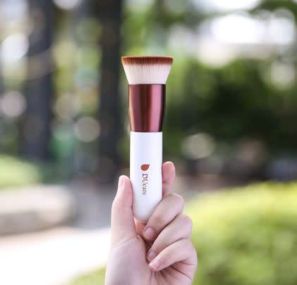 The 52% discount on this foundation kabuki brush is going down well with our beauty lovers