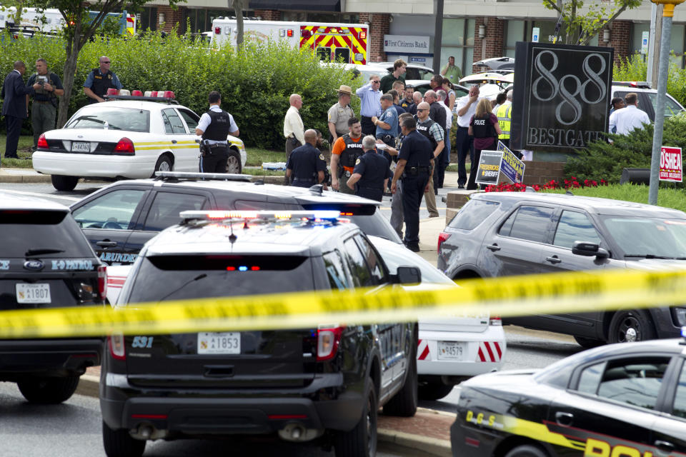 <span class="s1">Authorities arrive at the office building that houses the Capital Gazette after the shooting Thursday. (Photo: Jose Luis Magana/AP)</span>