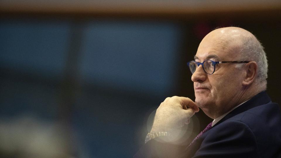 Phil Hogan begründete seinen Rücktritt damit, dass der Streit über sein Verhalten in Irland seine Arbeit in dem wichtigen Ressort überschattet hätte.