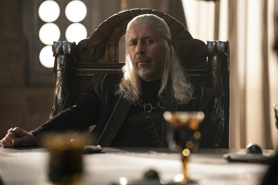 En esta imagen difundida por HBO Max, Paddy Considine como el rey Viserys Targaryen en una escena de la serie "House of the Dragon", una precuela de "Game of Thrones" que se estrena el domingo. (HBO Max vía AP)