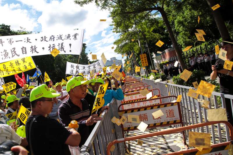 20181106-漁民自救會上千位民眾6日於農委會外集結，並撒冥紙抗議。（顏麟宇攝）