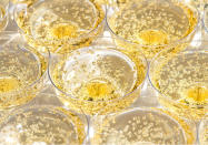 Coupes de champagne<br><p><b>Pour un repas 100% champagne, doit-on rester sur le même vin ou le faire varier selon les mets ?</b></p><p><b>Serge Dubs.</b> Il est tout à fait possible de rester sur le même champagne au cours d’un repas, comme par exemple avec un Bordeaux Blanc de Blanc.</p><p><b>Le conseil d’expert.</b> C’est le champagne ou plus largement le vin qui met en valeur un mets, il s’agit donc d’adapter les plats au champagne pour ne pas prendre le risque de le dévaloriser.</p><br>