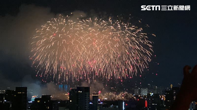 國慶焰火預計在中央公園舉行。圖為試放畫面。(圖／記者潘靚緯拍攝)