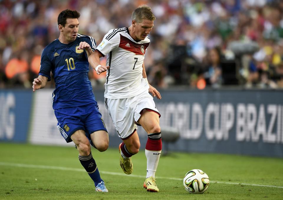 Argentina's Lionel Messi (L) and Germany's Bastian Schweinsteiger run for the ball during their 2014 World Cup final at the Maracana stadium in Rio de Janeiro July 13, 2014. REUTERS/Dylan Martinez (BRAZIL - Tags: SOCCER SPORT WORLD CUP)