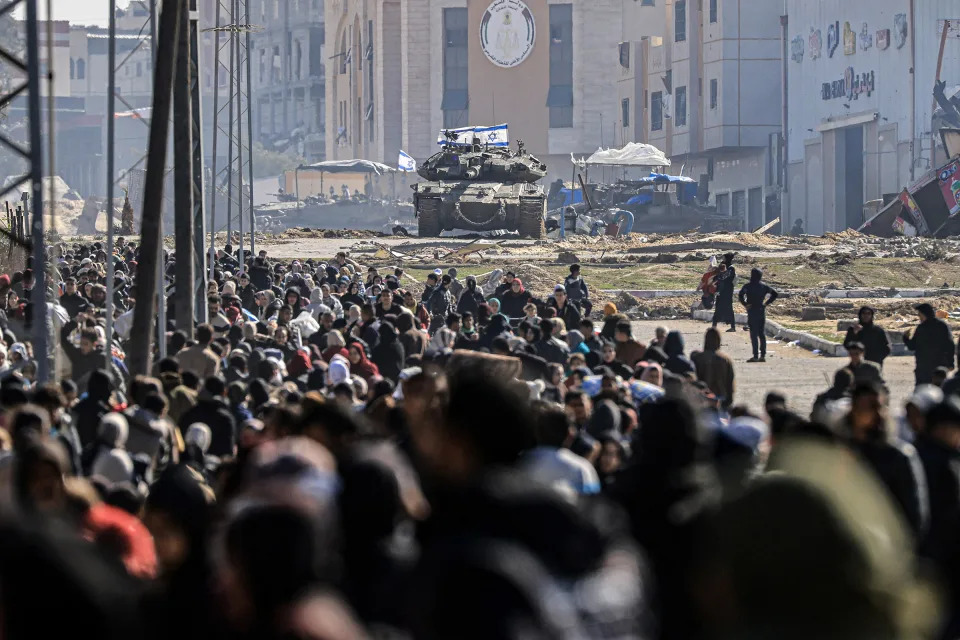 Palestinians fleeing Khan Yunis in the southern Gaza Strip, on Jan. 26, 2024.<span class="copyright">Mahmud Hams—AFP/Getty Images</span>