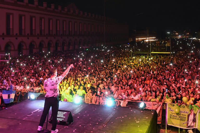 "Es un honor, un privilegio, estar en casa, estar en mi tierra, estar en mi ciudad, bienvenidos", pronunció cantante y compositor durante el reencuentro con su público, en el tradicional festival “Música en la Plaza”