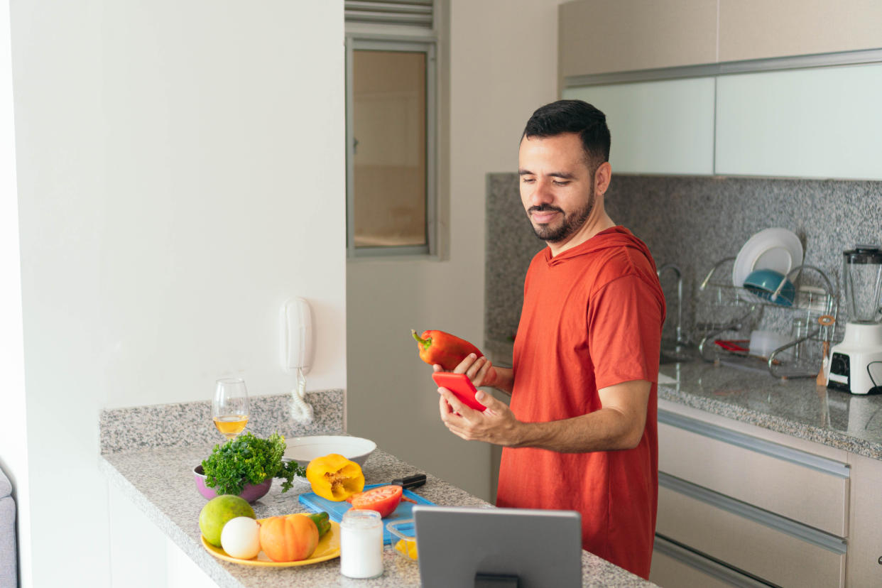 Errores comunes en la cocina y cómo evitarlos. (Foto: Getty)