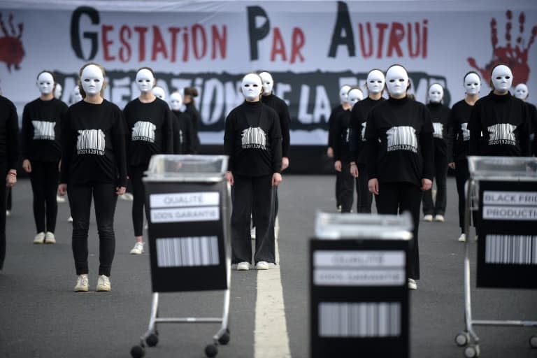 Action anti-GPA de la Manif pour tous au pied de la Tour Eiffel à Paris, le 5 mars 2022 - JULIEN DE ROSA © 2019 AFP