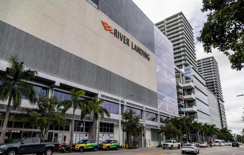 River Landing Shops & Residences que bordea al río Miami.