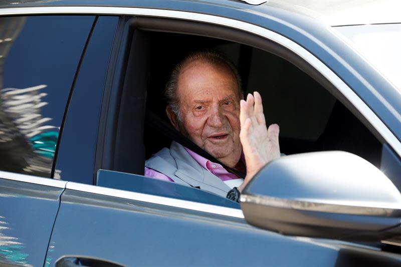 Los 'juancarlistas' agradecen a don Juan Carlos sus años de reinado tras conocer la noticia de su marcha del país.