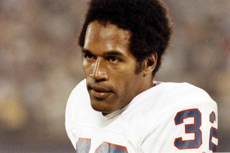 1975: O.J. Simpson #32 of the Buffalo Bills looks on during an NFL game circa 1975. - Photo: Robert Riger (Getty Images)