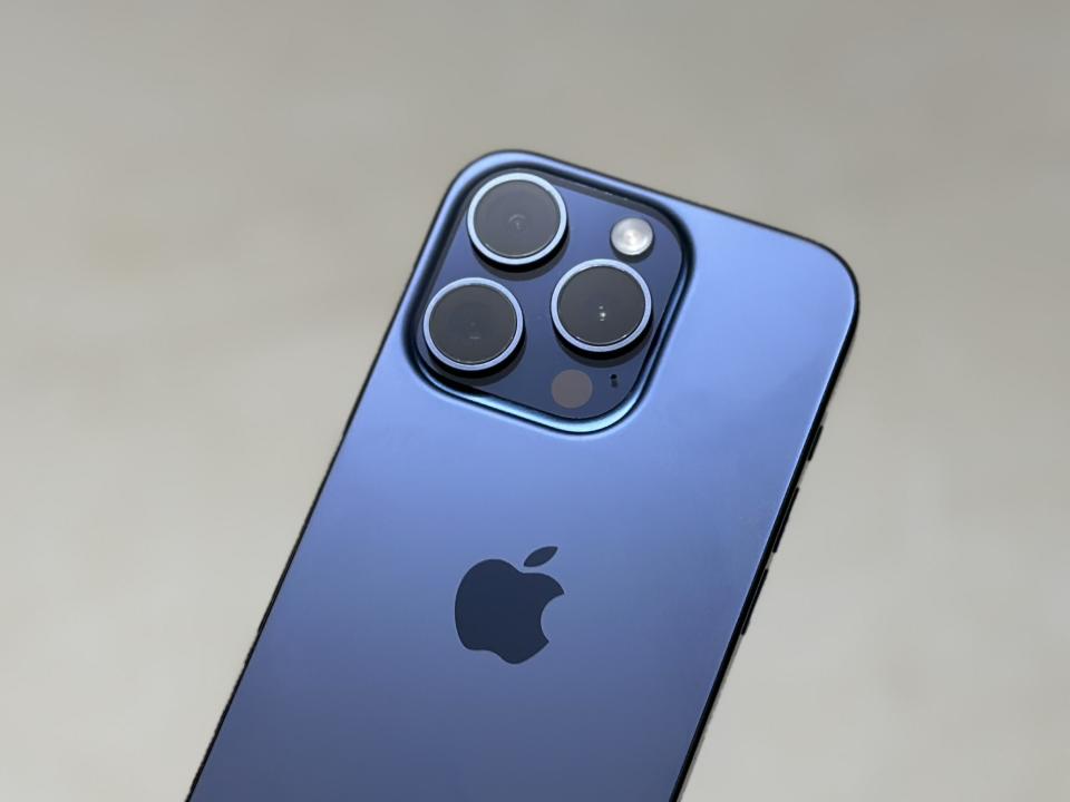 Bagian belakang iPhone 15 Pro berwarna biru.