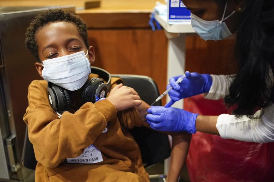 enfant qui reçoit un vaccin contre la Covid-19 aux États-Unis