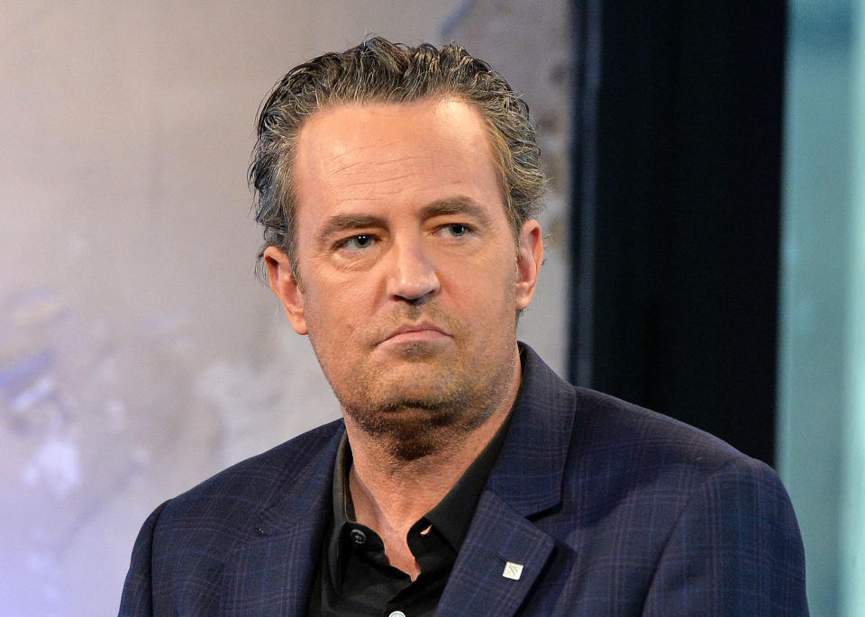 <p>Encore un coup dur pour Matthew Perry ! En couple depuis 2018 avec Molly Hurwitz, ils ont pourtant décidé de mettre fin à leur histoire cette année. Leur séparation est d'autant plus inattendue qu'elle intervient 7 mois après leurs fiançailles. <em>"Parfois, les choses ne fonctionnent pas, et malheureusement, c'était le cas"</em>, a sobrement commenté l'ancien acteur de <em>Friends </em>au magazine People lors de sa séparation avec la jeune directrice littéraire de 29 ans. À 52 ans, il est donc à nouveau un cœur à prendre. (Photo by Slaven Vlasic/Getty Images)</p> 