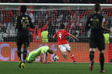 Football Soccer - Benfica v Napoli - UEFA Champions League group stage - Group B - Luz stadium, Lisbon, Portugal - 6/12/16 Benfica's Raul Jimenez scoring a goal. REUTERS/Pedro Nunes