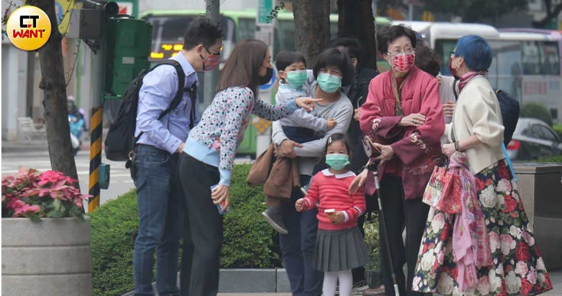 庾澄慶的老婆張嘉欣跟著一雙兒女講話，似乎在教他們要祝奶奶生日快樂。（圖／本刊攝影組）