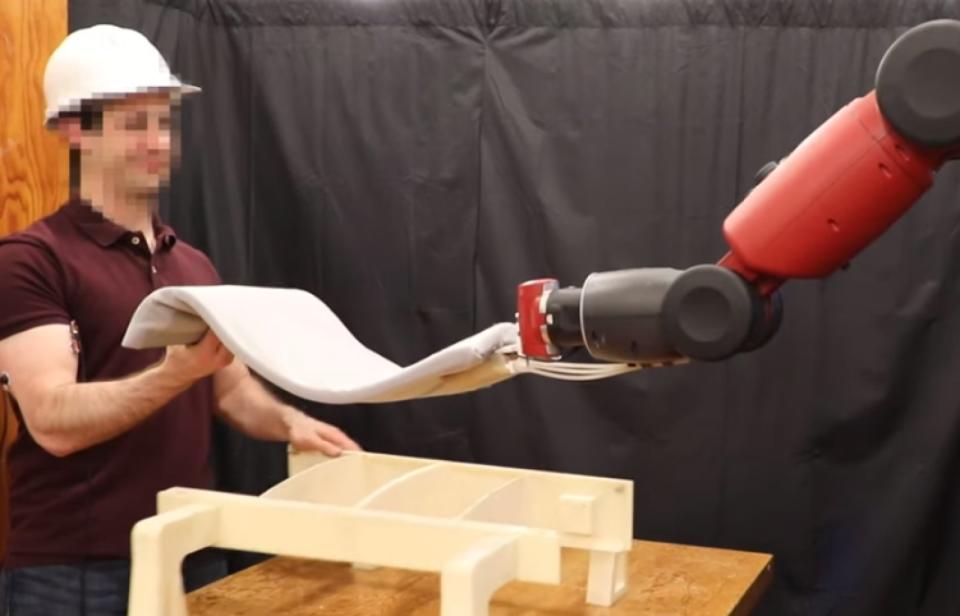 MIT CSAIL has asolution in its sights though, and has developed a robot that can help liftthings by studying a human's biceps