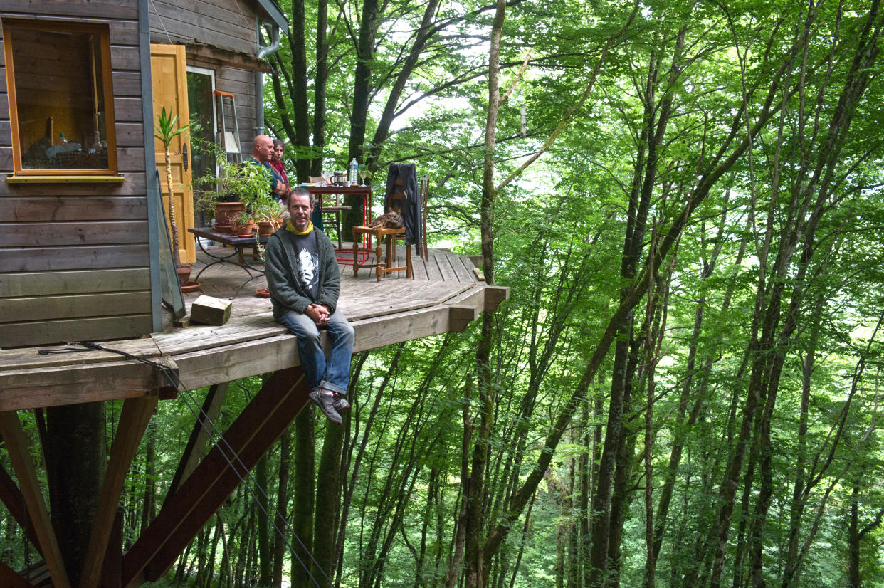 Xavier Marmier sur la terrasse de sa cabane, en 2015 (Photo by SEBASTIEN BOZON / AFP)