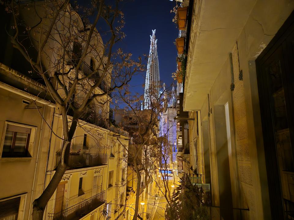 La sagrada familia as seen from an alleyway