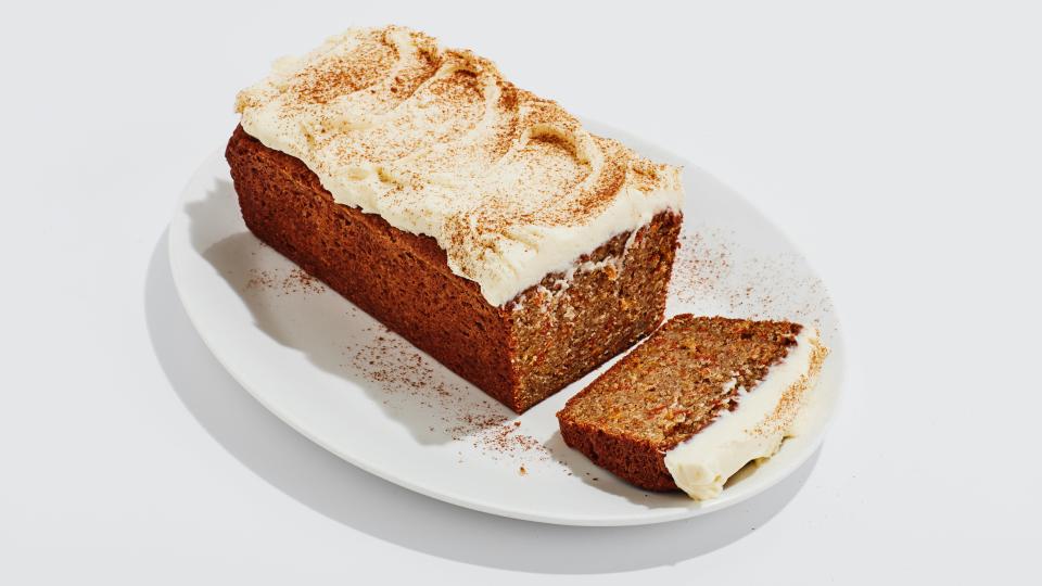 For sake of neatness and deliciousness, it's better to freeze this carrot loaf unfrosted.